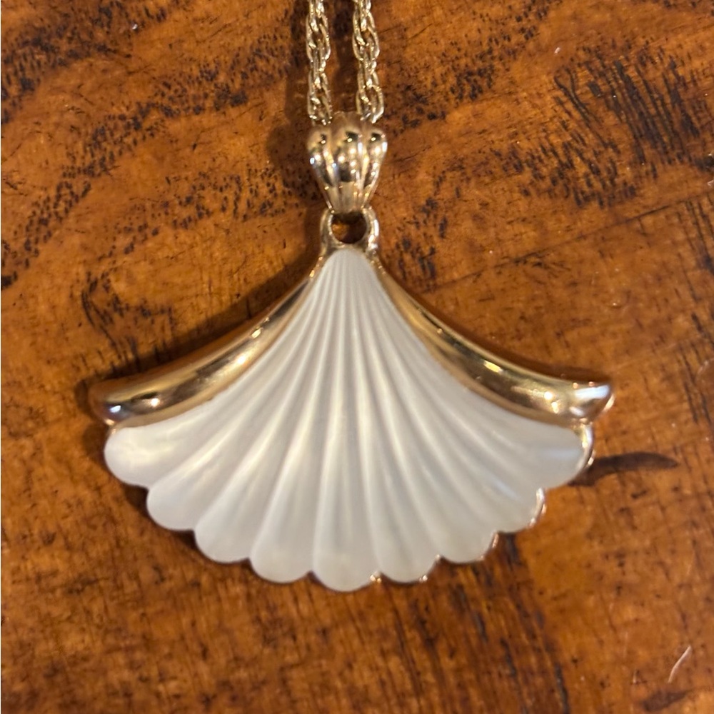 Avon Frosted Lead Crystal Fan Pendant Gold Tone Necklace - Picture 2 of 4